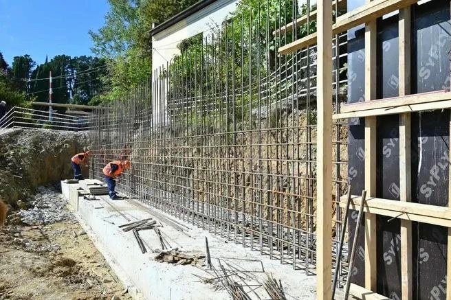 Укрепление склона после оползня в Хостинском районе Сочи продолжается