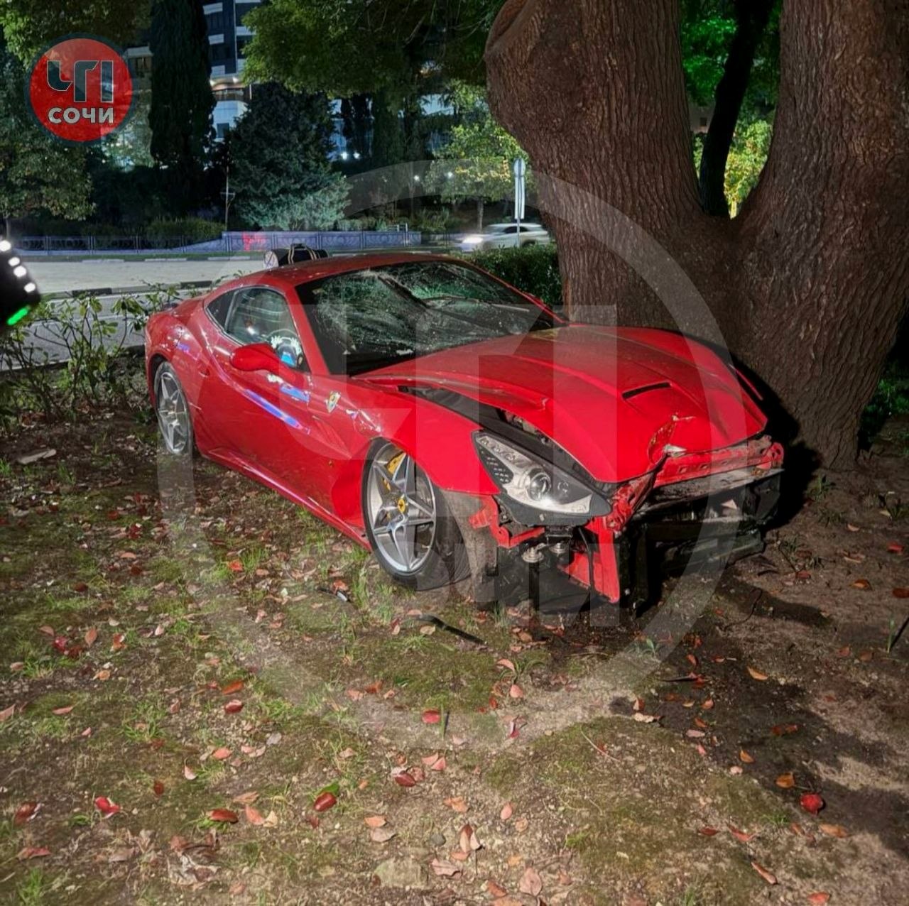 Спорткар Ferrari California попал в аварию в центре Сочи