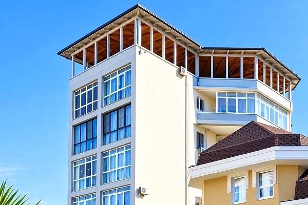 Суд обязал снести незаконный дополнительный этаж на крыше жилого дома в Сочи